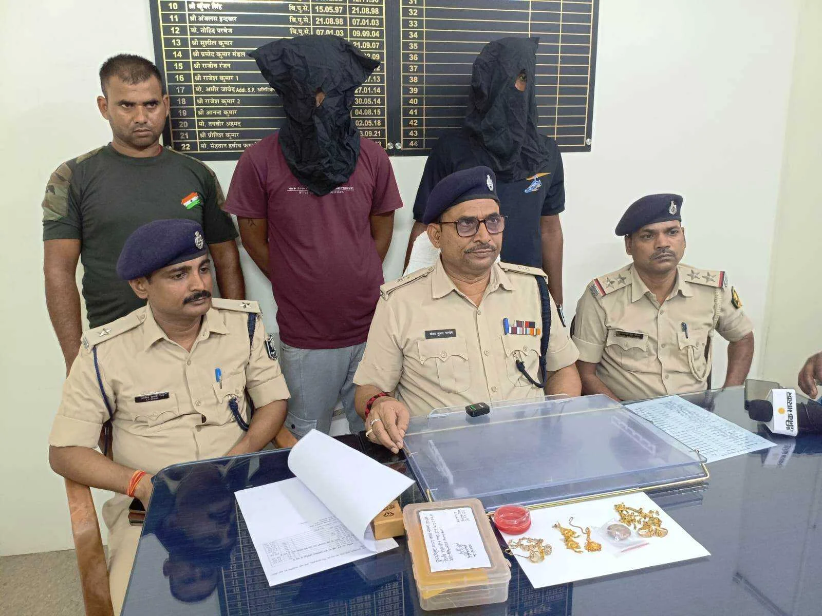 समस्तीपुर: रिलायंस ज्वेलर्स लूट मामले में एसटीएफ टीम ने दो अपराधी को सारण से किया गिरफ्तार, लूटे गये आभूषण भी बरामद 3