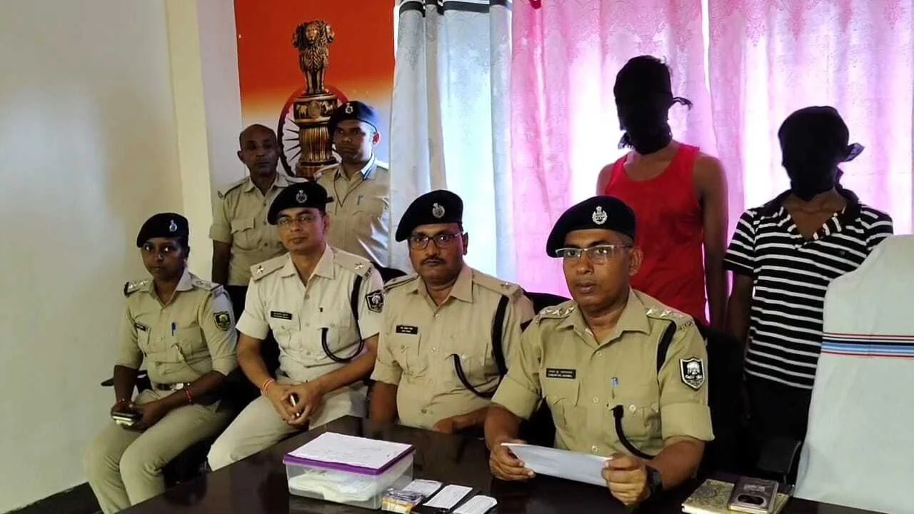 नालंदा: रिटायर्ड बैंककर्मियों के घर हुए लूटकांड का पुलिस ने किया उद्भेदन, दो मोबाइल फोन दस हजार नगद,एक पिस्टल दो जिंदा कारतूस समेत दो अपराधी गिरफ्तार 2