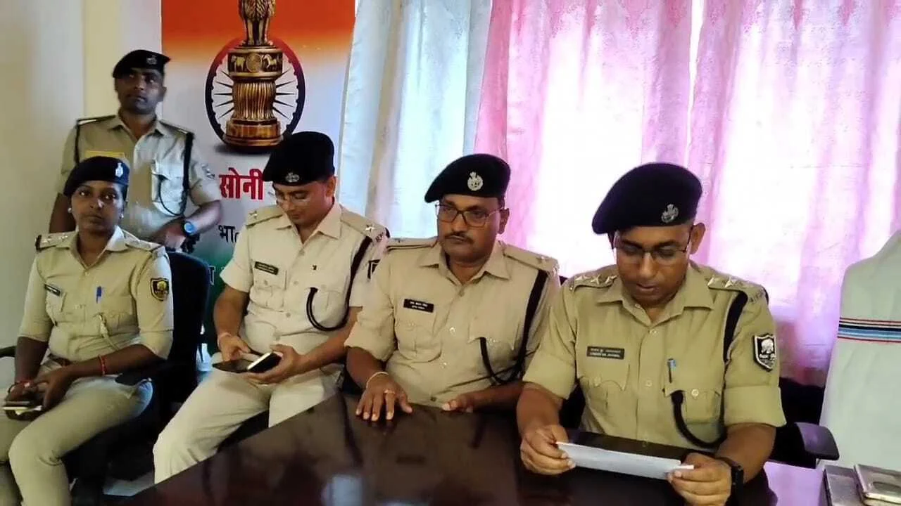 नालंदा: रिटायर्ड बैंककर्मियों के घर हुए लूटकांड का पुलिस ने किया उद्भेदन, दो मोबाइल फोन दस हजार नगद,एक पिस्टल दो जिंदा कारतूस समेत दो अपराधी गिरफ्तार 3