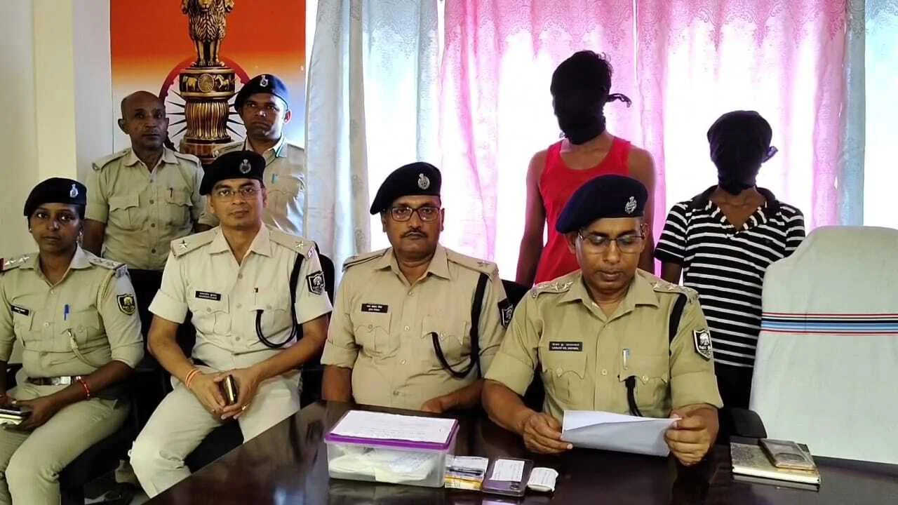 नालंदा: रिटायर्ड बैंककर्मियों के घर हुए लूटकांड का पुलिस ने किया उद्भेदन, दो मोबाइल फोन दस हजार नगद,एक पिस्टल दो जिंदा कारतूस समेत दो अपराधी गिरफ्तार 12