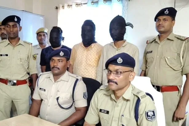नालंदा: वाहन चेकिंग के दौरान में एक पिस्टल,दस जिंदा कारतूस मोबाइल,समेत वाहन जप्त, 3 गिरफ्तार 7