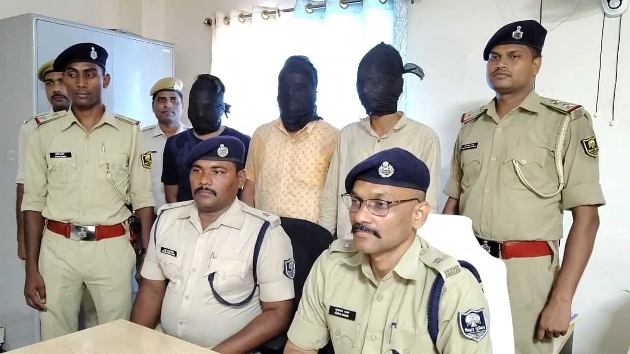 नालंदा: वाहन चेकिंग के दौरान में एक पिस्टल,दस जिंदा कारतूस मोबाइल,समेत वाहन जप्त, 3 गिरफ्तार 10