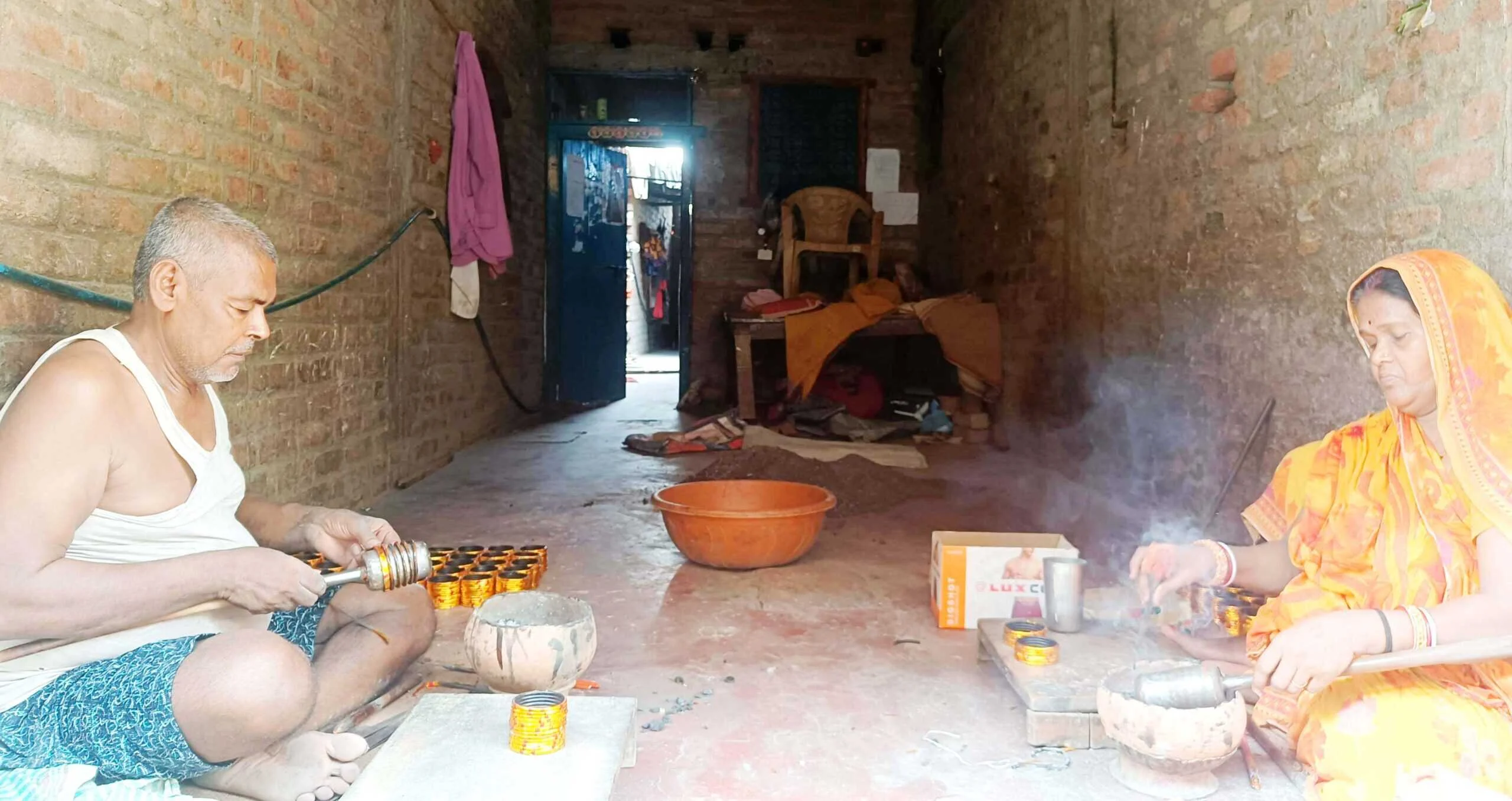 सुहागिनों को खूब पसंद आती है भगवानपुर प्रखंड के मेहदौली की सुंदर लहठी, टाटा नगर व पुरुलिया से खरीद कर लाते हैं सामग्री 2