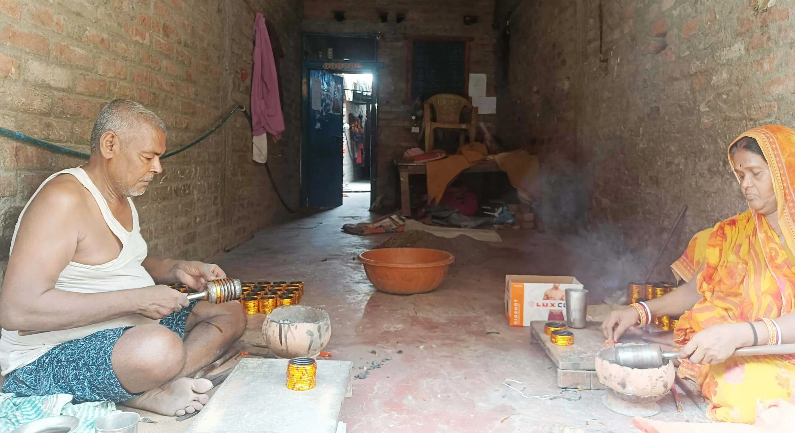 सुहागिनों को खूब पसंद आती है भगवानपुर प्रखंड के मेहदौली की सुंदर लहठी, टाटा नगर व पुरुलिया से खरीद कर लाते हैं सामग्री 8