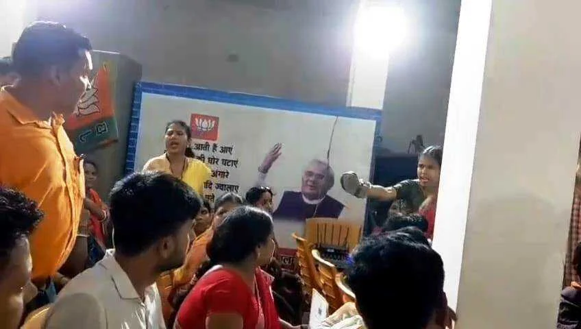 भाजपा महिला प्रकोष्ठ के जिलाध्यक्ष ने अपने ही पार्टी के विरुद्ध खोला मोर्चा, जिला मंत्री उपेंद्र राजवंशी पर लगाया गाली गलौज करने का आरोप 2