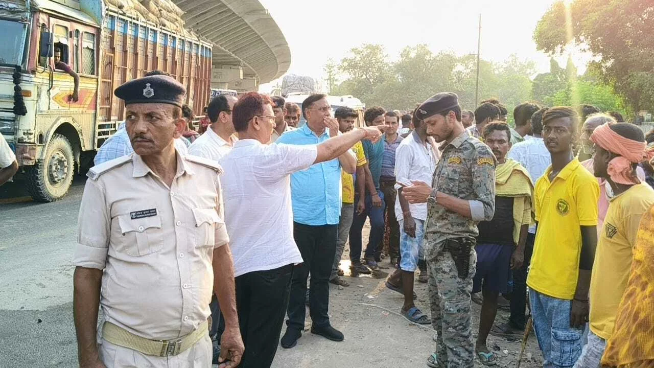 बेगूसराय प्रशासन व नगर निगम ने बुल्डोजर चलाकर अतिक्रमण को किया मुक्त, दुकानदारों में मचा हड़कंप 2