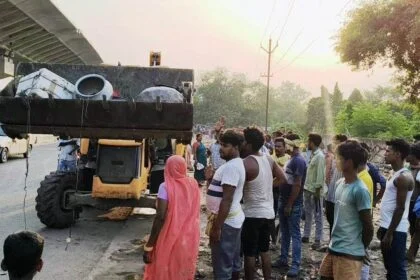 बेगूसराय प्रशासन व नगर निगम ने बुल्डोजर चलाकर अतिक्रमण को किया मुक्त, दुकानदारों में मचा हड़कंप 12