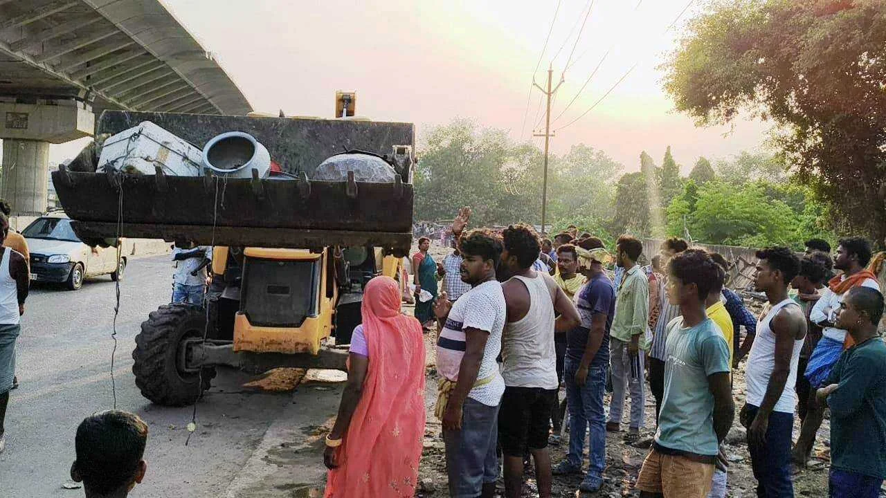 बेगूसराय प्रशासन व नगर निगम ने बुल्डोजर चलाकर अतिक्रमण को किया मुक्त, दुकानदारों में मचा हड़कंप 9