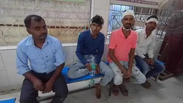 बारात जाने के दौरान रास्ते के विवाद को लेकर दो समुदाय के बीच मारपीट में एक दर्जन से अधिक लोग घायल, पुलिस कर रही है जांच 2