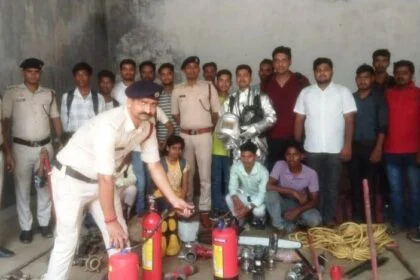 पॉलिटेक्निक कॉलेज बरौनी के 21 छात्रों को दिया जा रहा है अग्निशमन का प्रशिक्षण 22
