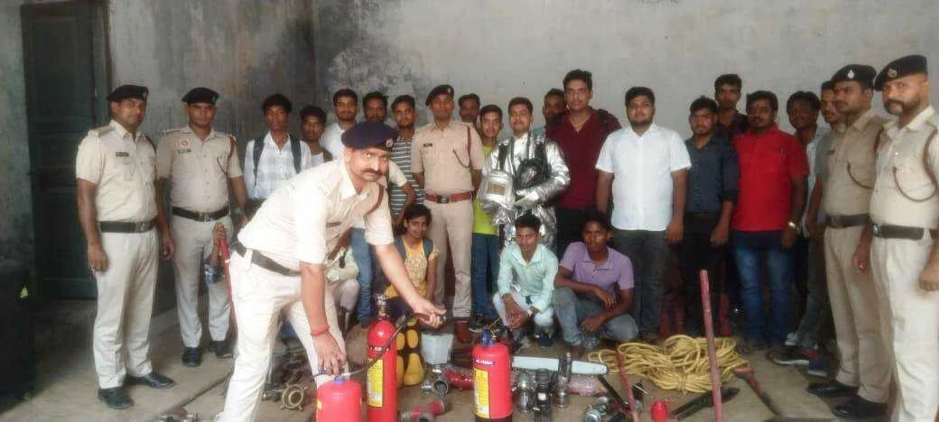 पॉलिटेक्निक कॉलेज बरौनी के 21 छात्रों को दिया जा रहा है अग्निशमन का प्रशिक्षण 8