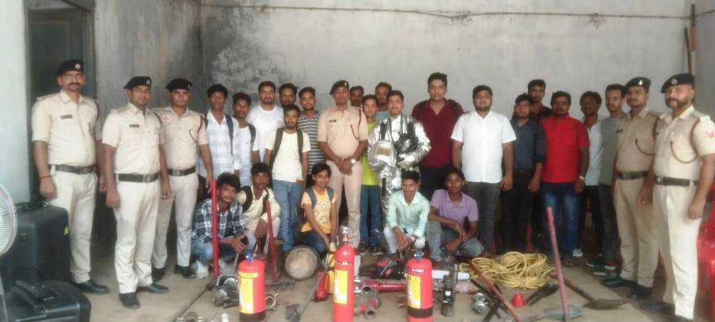 पॉलिटेक्निक कॉलेज बरौनी के 21 छात्रों को दिया जा रहा है अग्निशमन का प्रशिक्षण 2