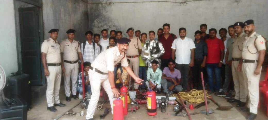 पॉलिटेक्निक कॉलेज बरौनी के 21 छात्रों को दिया जा रहा है अग्निशमन का प्रशिक्षण 3
