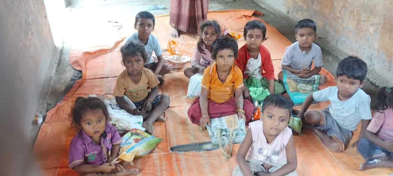 समस्तीपुर: जर्जर भवन में चल रहा आंगनबाड़ी, बच्चों के सिर पर मंडरा रहा खतरा,बड़े हादसे की आशंका 5