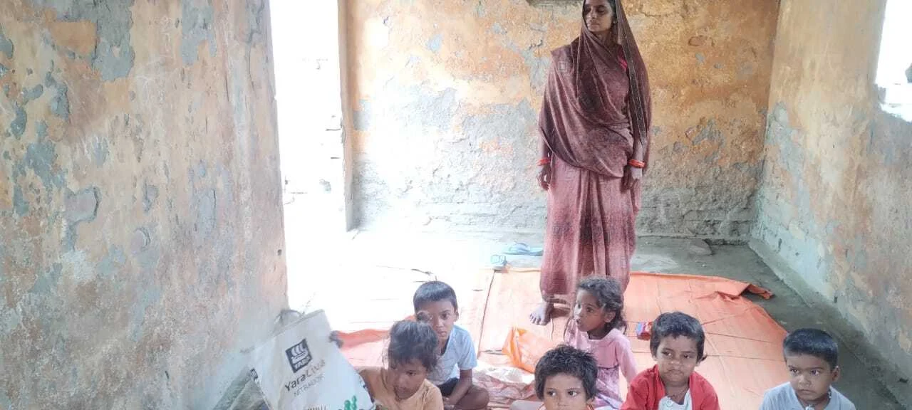 समस्तीपुर: जर्जर भवन में चल रहा आंगनबाड़ी, बच्चों के सिर पर मंडरा रहा खतरा,बड़े हादसे की आशंका 2