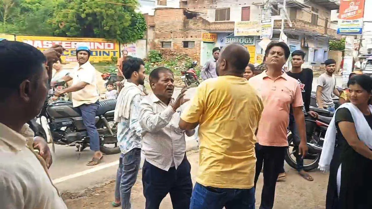 नालंदा: कांग्रेस कार्यालय में कार्यकर्ताओं का विरोध प्रदर्शन, जिलाध्यक्ष पर मनमानी का आरोप नीट पेपर लीक मामले से जुड़े लोगों को मंच पर जगह देने पर फूटा गुस्सा 2