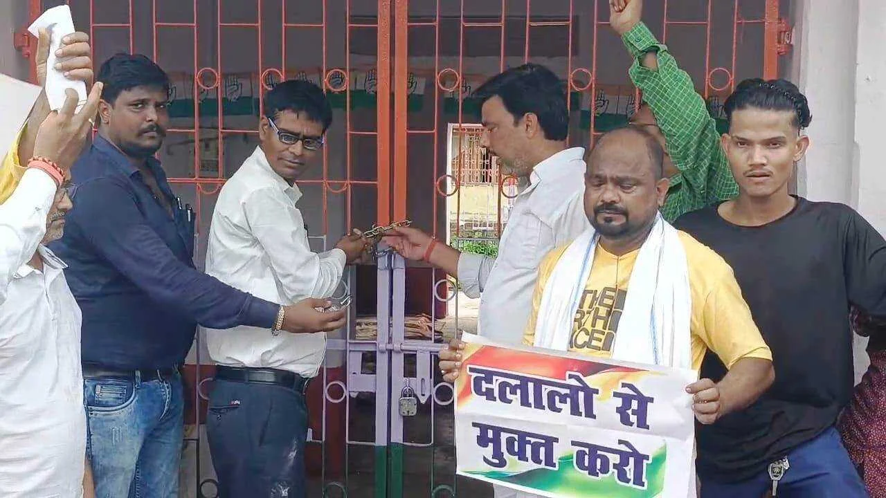 नालंदा: कांग्रेस कार्यालय में कार्यकर्ताओं का विरोध प्रदर्शन, जिलाध्यक्ष पर मनमानी का आरोप नीट पेपर लीक मामले से जुड़े लोगों को मंच पर जगह देने पर फूटा गुस्सा 3