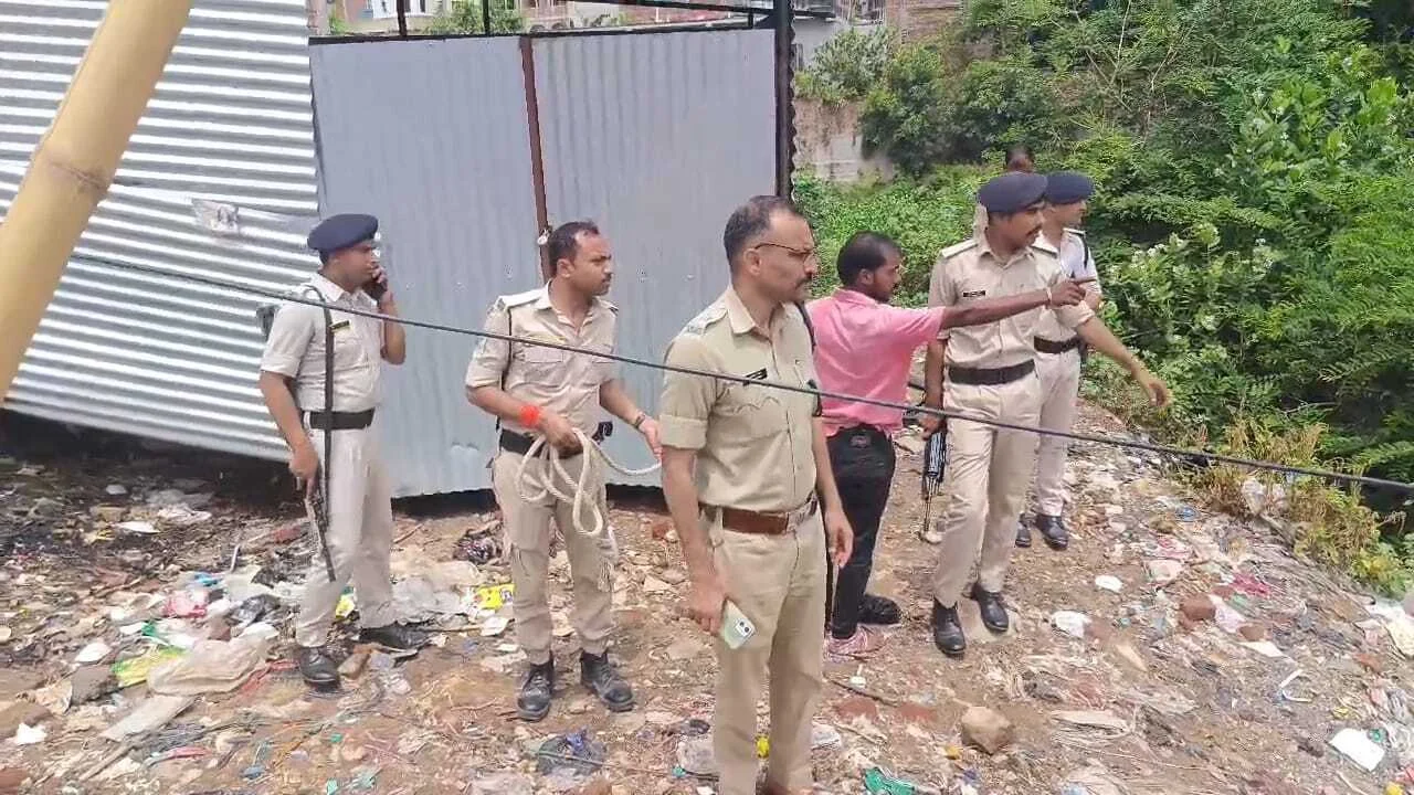 प्रेम प्रसंग में गला रेतकर हुई युवती की हत्या, सूटकेस में बंद कर शव को सुनसान इलाके में फेका 2