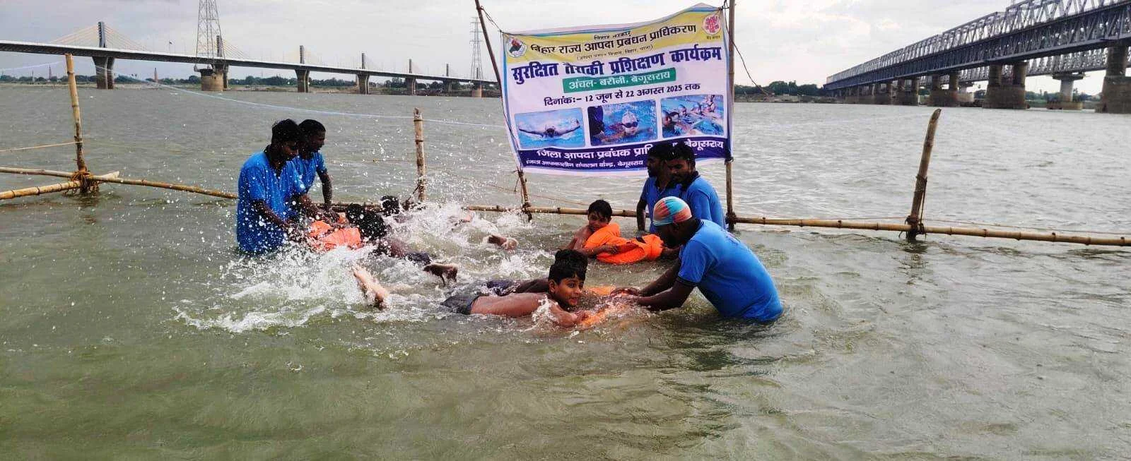 सिमरिया गंगा नदी तट पर 70 बच्चों को दी जा रही है तैराकी का प्रशिक्षण 2