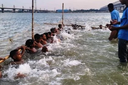 सिमरिया गंगा नदी तट पर 70 बच्चों को दी जा रही है तैराकी का प्रशिक्षण 22