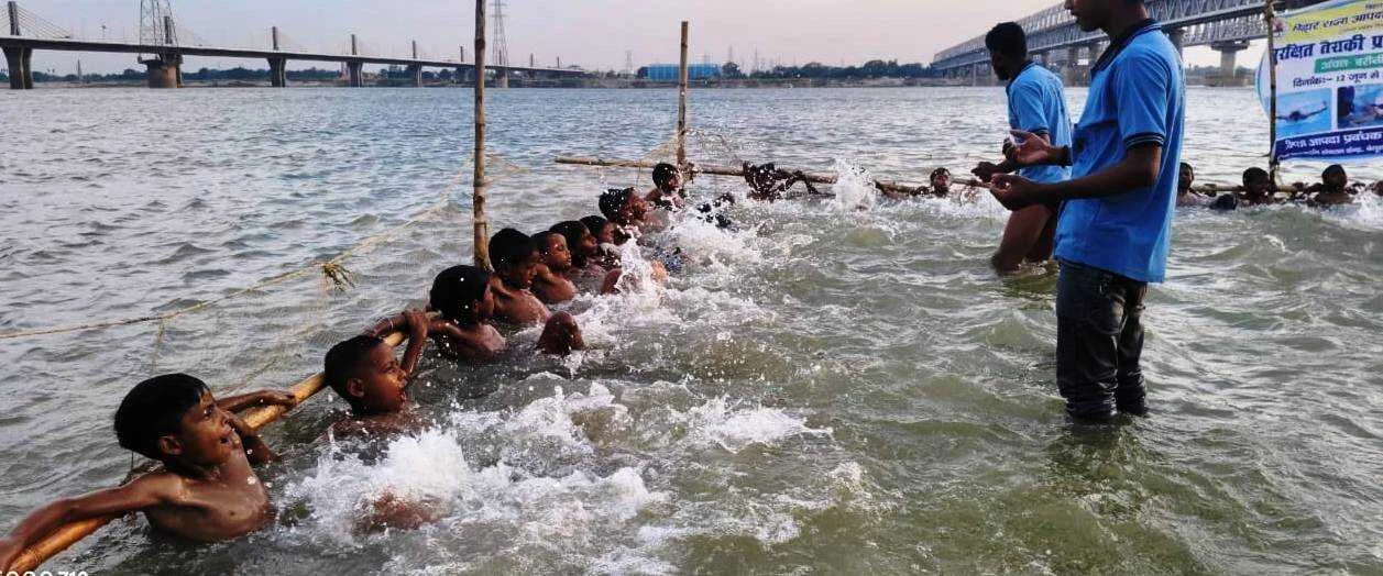सिमरिया गंगा नदी तट पर 70 बच्चों को दी जा रही है तैराकी का प्रशिक्षण 4