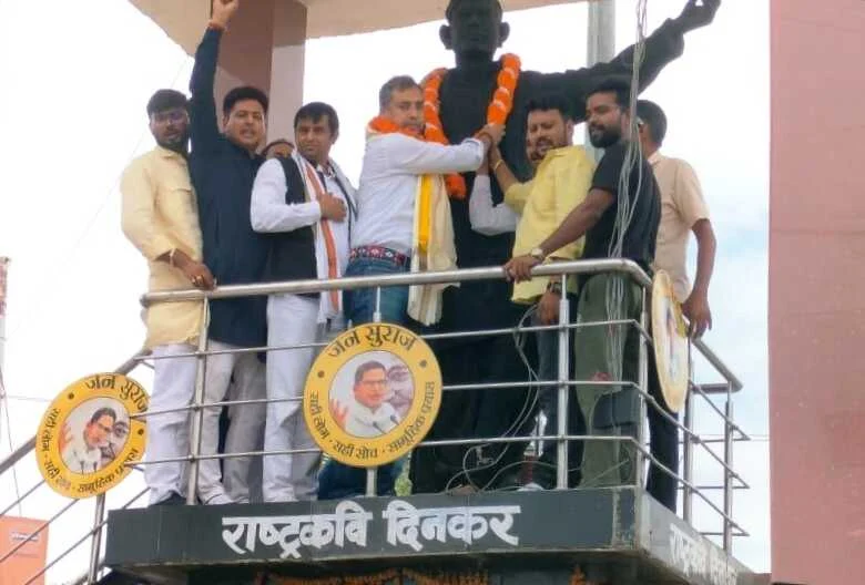 जनसुराज के प्रदेश अध्यक्ष डा कुमार शान्तनु ने दिनकर की प्रतिमा पर किया माल्यार्पण 8