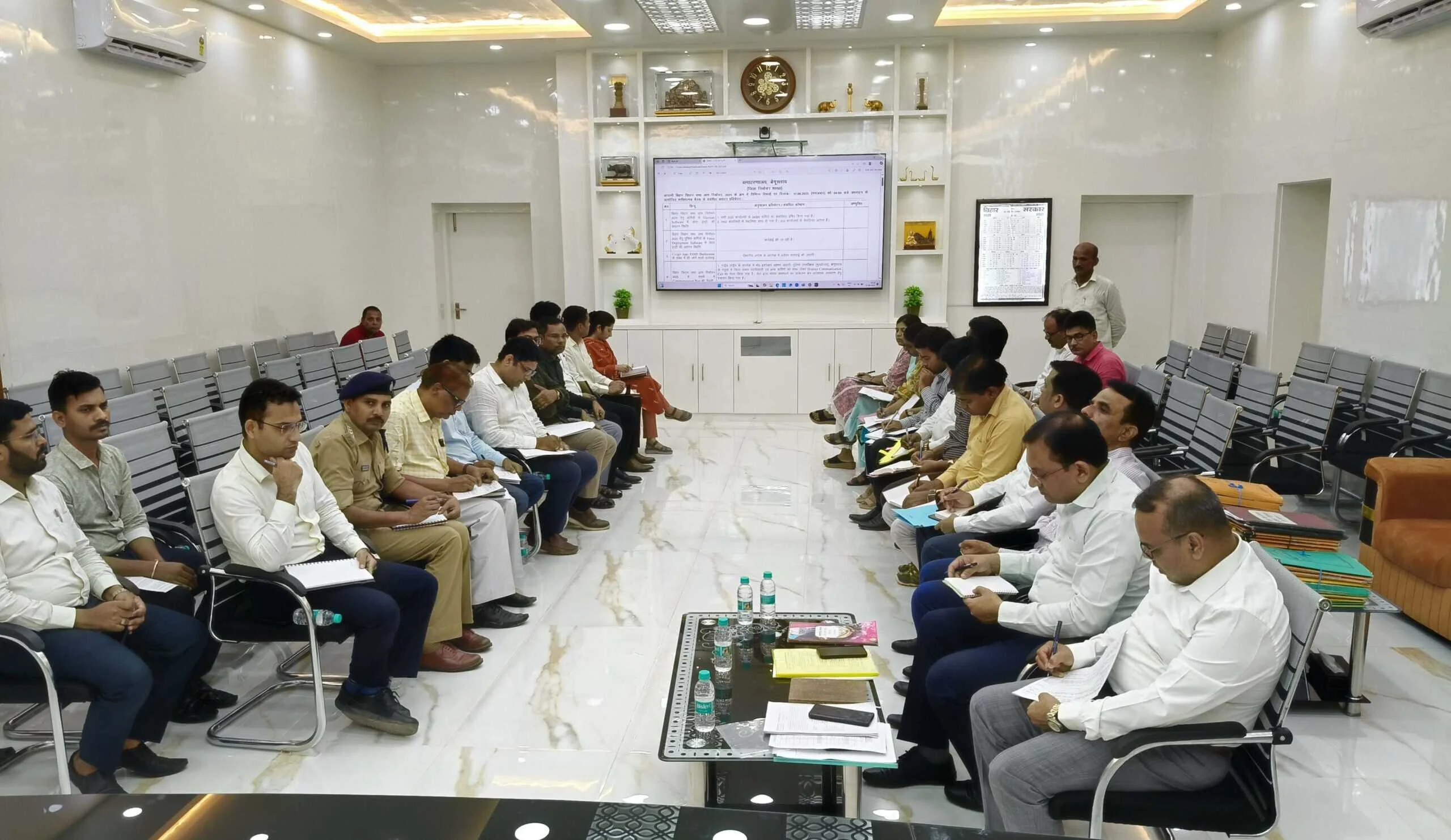 बिहार विधान सभा 2025 की तैयारी को लेकर जिला निर्वाचन पदाधिकारी-सह-जिला पदाधिकारी, बेगूसराय तुषार सिंगला की अध्यक्षता में बैठक आयोजित 2