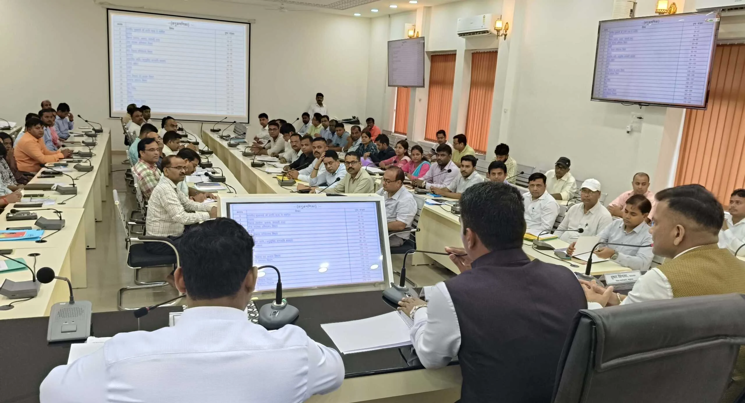 बेगूसराय मे आयुक्त मुंगेर प्रमंडल, अवनीश कुमार सिंह की अध्यक्षता में विभिन्न विभागों के योजनाओं की समीक्षा बैठक आयोजित 2