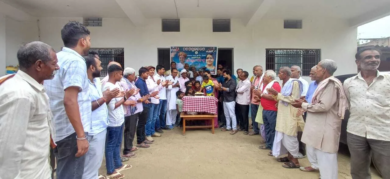 कांग्रेस पार्टी के कार्यकर्ताओं ने केक काट कर मनाया राहुल गांधी का जन्मदिन 2