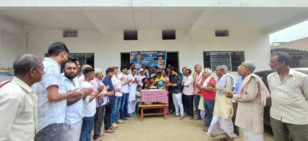 कांग्रेस पार्टी के कार्यकर्ताओं ने केक काट कर मनाया राहुल गांधी का जन्मदिन 3
