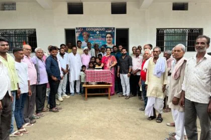 कांग्रेस पार्टी के कार्यकर्ताओं ने केक काट कर मनाया राहुल गांधी का जन्मदिन 19