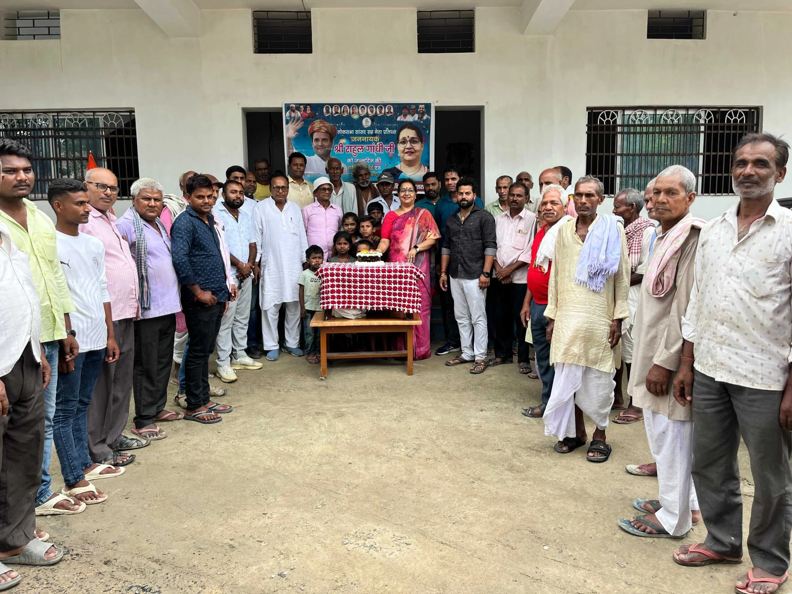 कांग्रेस पार्टी के कार्यकर्ताओं ने केक काट कर मनाया राहुल गांधी का जन्मदिन 4