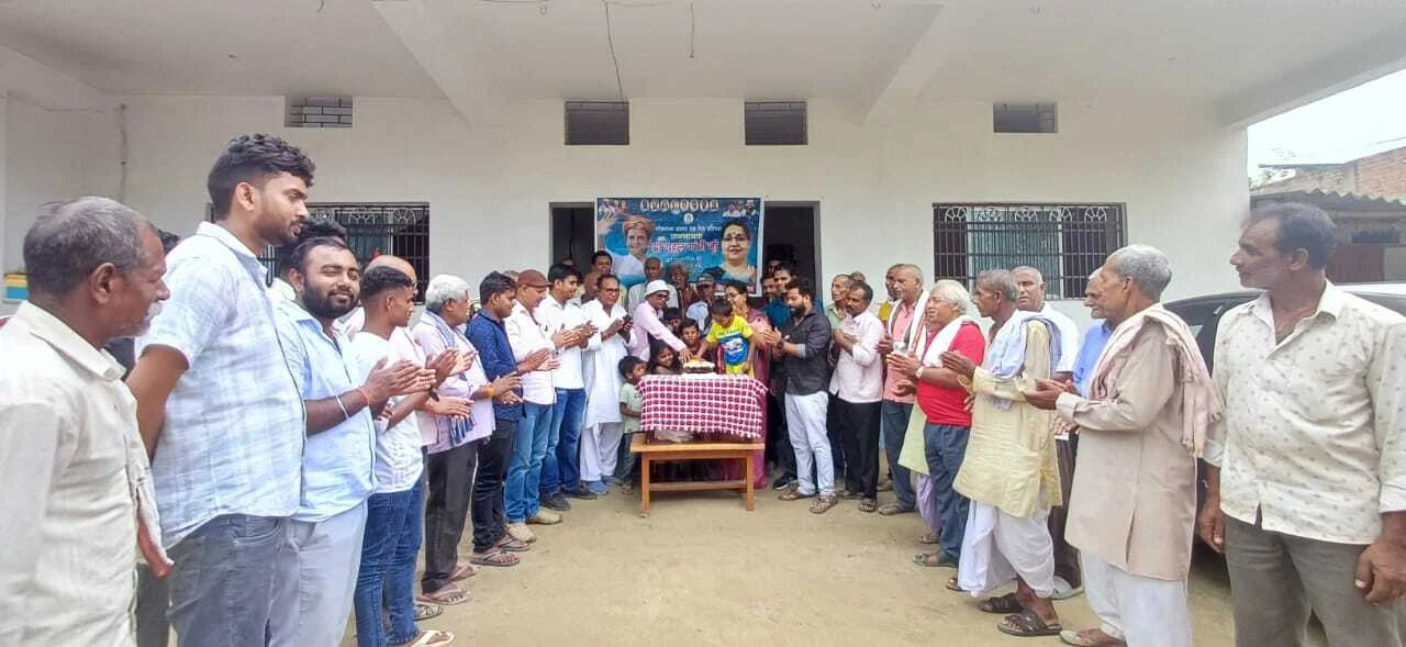 कांग्रेस पार्टी के कार्यकर्ताओं ने केक काट कर मनाया राहुल गांधी का जन्मदिन 3