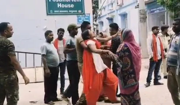 बेगूसराय में ट्रक व स्कॉर्पियो की भीषण टक्कर, स्कॉर्पियो में सवार एक व्यक्ति की दर्दनाक मौत, दो लोग गंभीर रूप से घायल 3