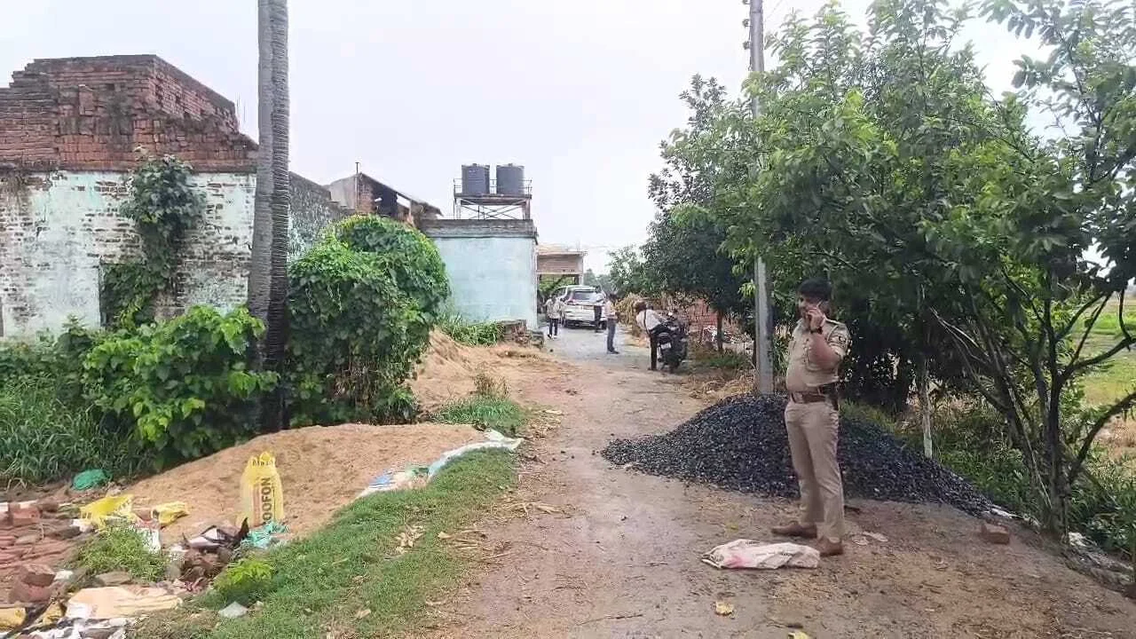 नालंदा: संदीप कुमार और संजीव मुखिया के घर ईडी की छापेमारी, संजीव मुखिया के करीबी के यहां चल रही छापेमारी, करीब पांच घंटे से चल रही है रेड 3