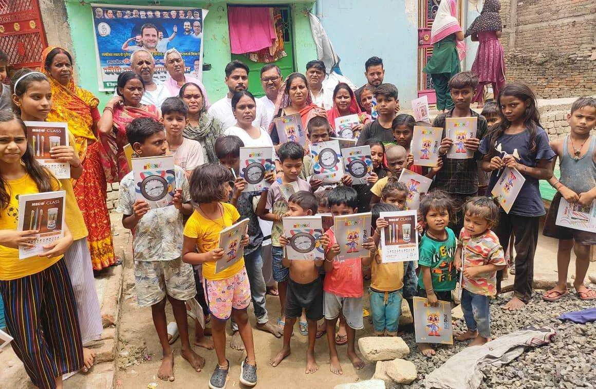 समस्तीपुर: कांग्रेस पार्टी के कार्यकर्ताओं ने राष्ट्रीय अध्यक्ष राहुल गांधी का जन्म दिन मनाते हुए दलित बच्चों के बीच कॉपी,कलम का किया वितरण 2