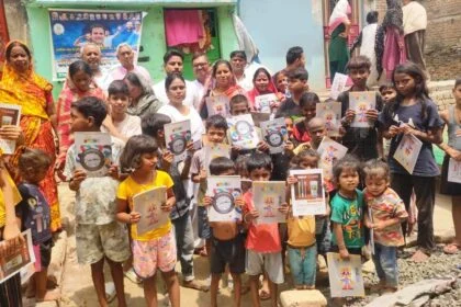 समस्तीपुर: कांग्रेस पार्टी के कार्यकर्ताओं ने राष्ट्रीय अध्यक्ष राहुल गांधी का जन्म दिन मनाते हुए दलित बच्चों के बीच कॉपी,कलम का किया वितरण 27