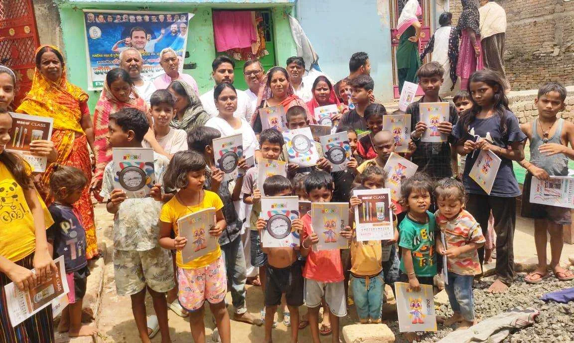 समस्तीपुर: कांग्रेस पार्टी के कार्यकर्ताओं ने राष्ट्रीय अध्यक्ष राहुल गांधी का जन्म दिन मनाते हुए दलित बच्चों के बीच कॉपी,कलम का किया वितरण 7