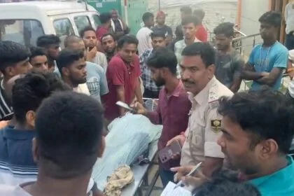 बेगूसराय के फुलवड़िया में सोख्ता बनाने के दौरान मिट्टी से दबकर मजदूर की मौत, परिजनों में मचा कोहराम 17