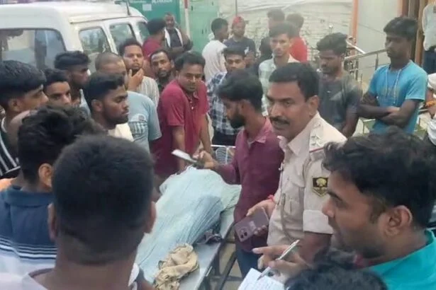 बेगूसराय के फुलवड़िया में सोख्ता बनाने के दौरान मिट्टी से दबकर मजदूर की मौत, परिजनों में मचा कोहराम 9
