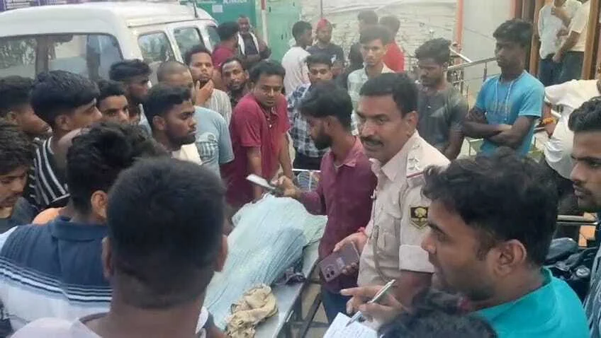 बेगूसराय के फुलवड़िया में सोख्ता बनाने के दौरान मिट्टी से दबकर मजदूर की मौत, परिजनों में मचा कोहराम 5