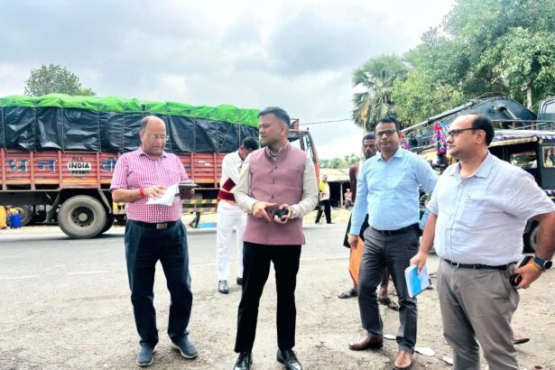 बेगूसराय जिला पदाधिकारी तुषार सिंगला ने एनएच 31 पर ट्रैफिक के दवाब को कम करने व तेघड़ा एनएच 28 से बलिया एनएच 31 तक प्रस्तावित बाइपास निर्माण हेतु किया स्थल निरीक्षण 7