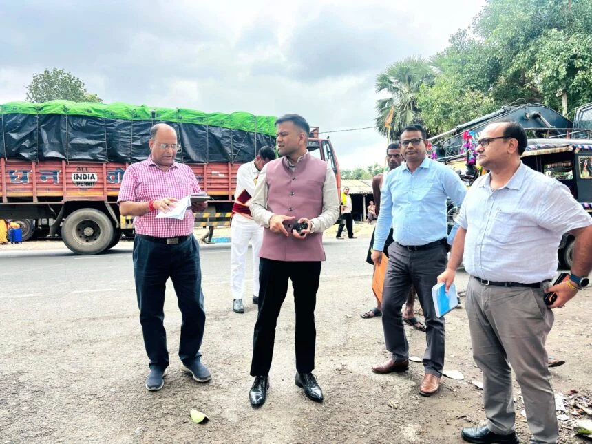 बेगूसराय जिला पदाधिकारी तुषार सिंगला ने एनएच 31 पर ट्रैफिक के दवाब को कम करने व तेघड़ा एनएच 28 से बलिया एनएच 31 तक प्रस्तावित बाइपास निर्माण हेतु किया स्थल निरीक्षण 1