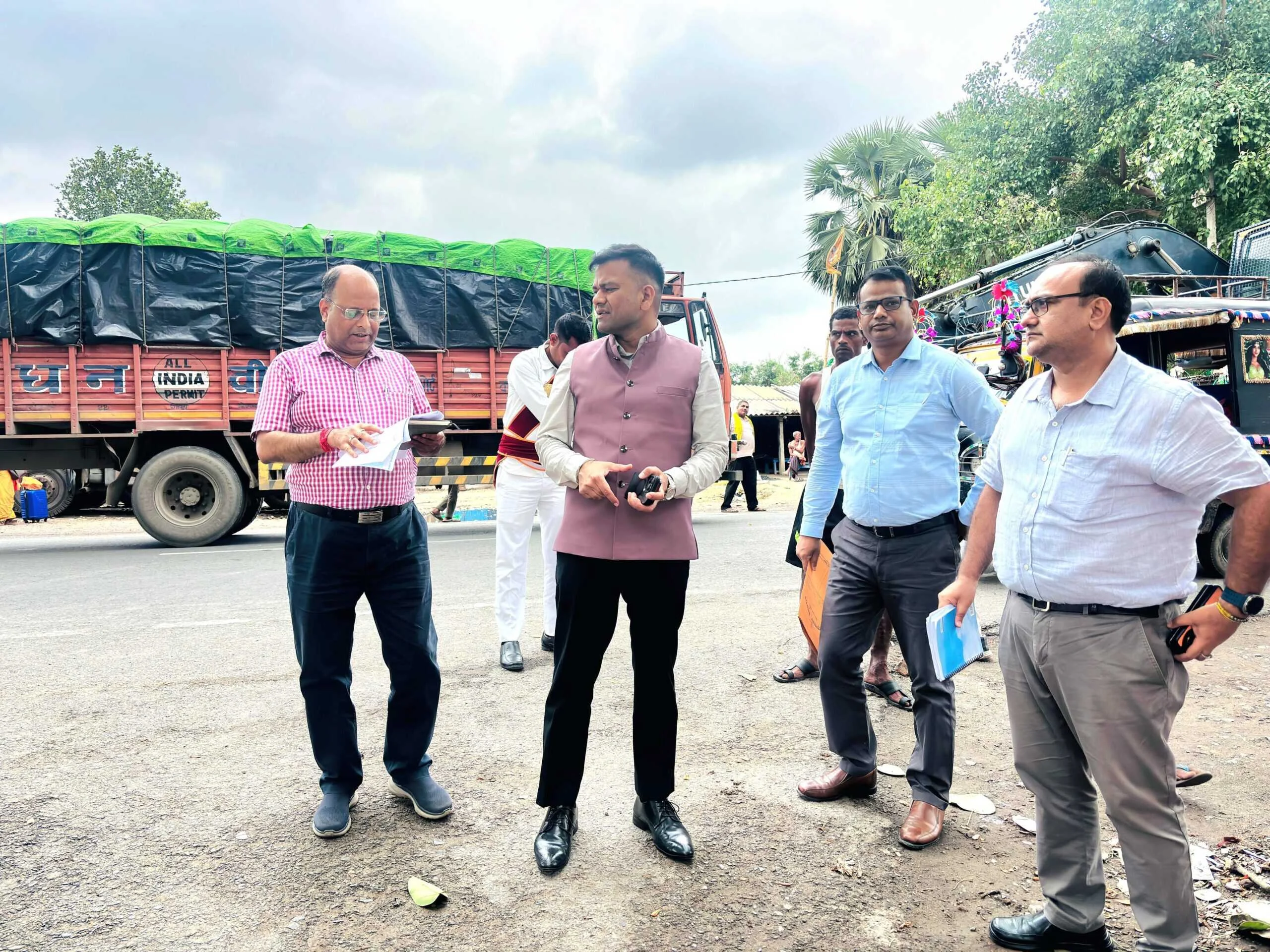 बेगूसराय जिला पदाधिकारी तुषार सिंगला ने एनएच 31 पर ट्रैफिक के दवाब को कम करने व तेघड़ा एनएच 28 से बलिया एनएच 31 तक प्रस्तावित बाइपास निर्माण हेतु किया स्थल निरीक्षण 5