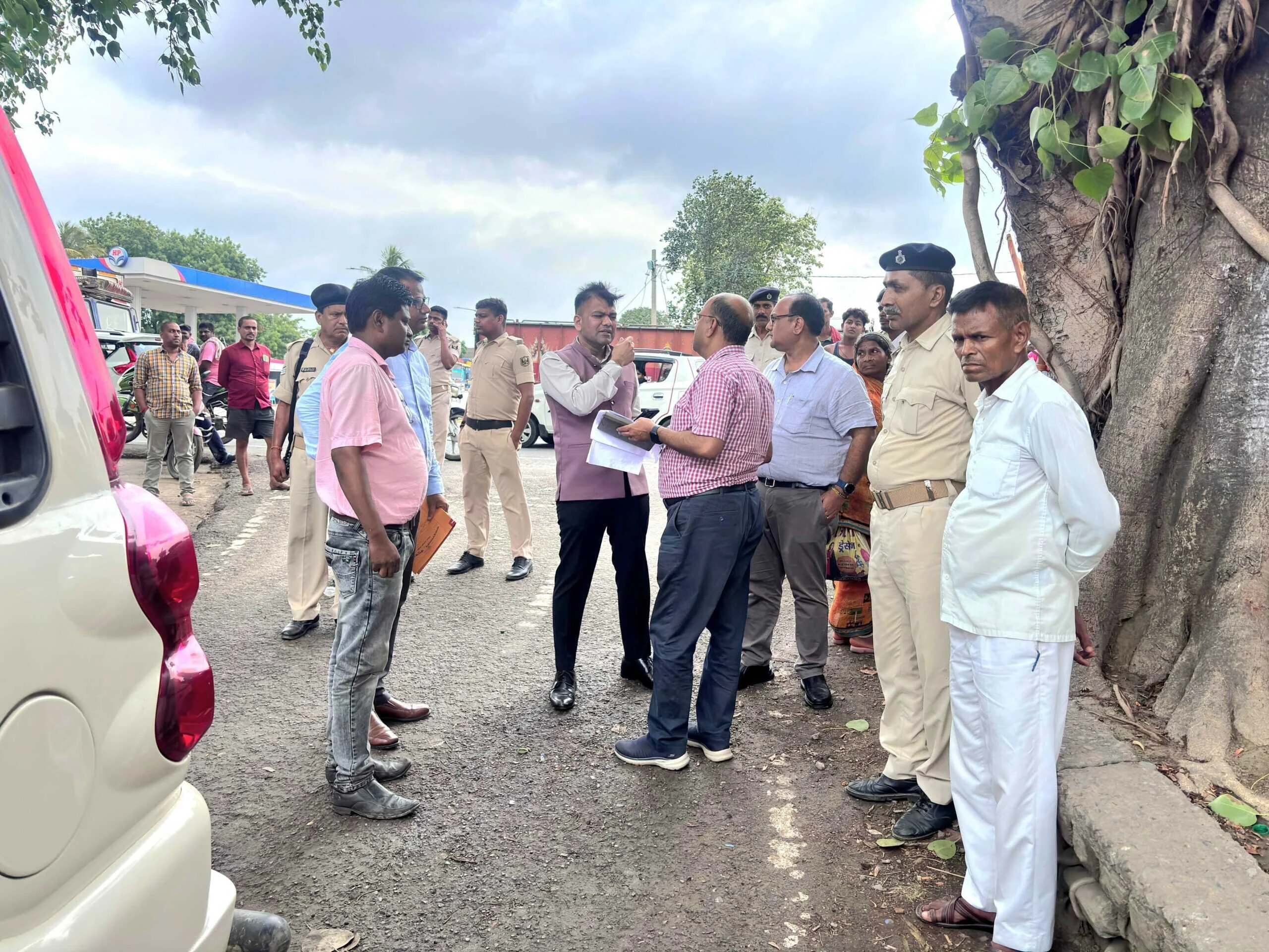 बेगूसराय जिला पदाधिकारी तुषार सिंगला ने एनएच 31 पर ट्रैफिक के दवाब को कम करने व तेघड़ा एनएच 28 से बलिया एनएच 31 तक प्रस्तावित बाइपास निर्माण हेतु किया स्थल निरीक्षण 2