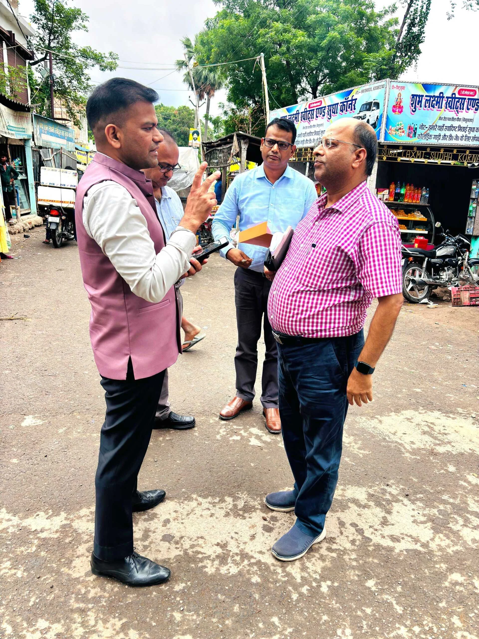 बेगूसराय जिला पदाधिकारी तुषार सिंगला ने एनएच 31 पर ट्रैफिक के दवाब को कम करने व तेघड़ा एनएच 28 से बलिया एनएच 31 तक प्रस्तावित बाइपास निर्माण हेतु किया स्थल निरीक्षण 3