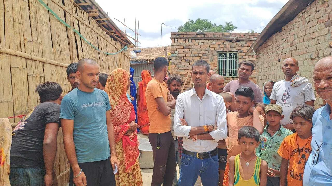 समस्तीपुर: चर्चित युवा समाजसेवी भाई राजू साहनी की टीम ने पीड़ित परिवार से मिलकर उपलब्ध करायी राहत सामग्री 5