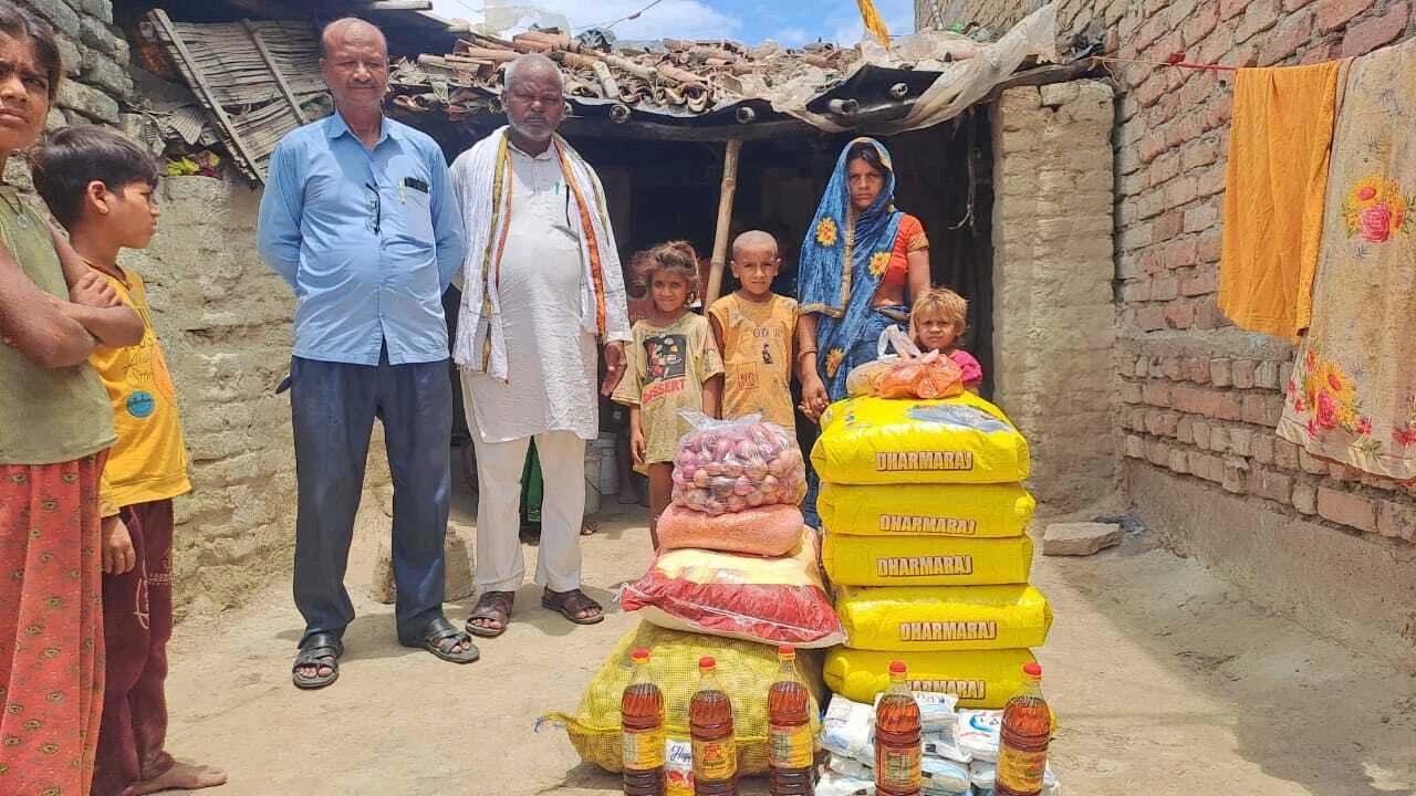 समस्तीपुर: चर्चित युवा समाजसेवी भाई राजू साहनी की टीम ने पीड़ित परिवार से मिलकर उपलब्ध करायी राहत सामग्री 2