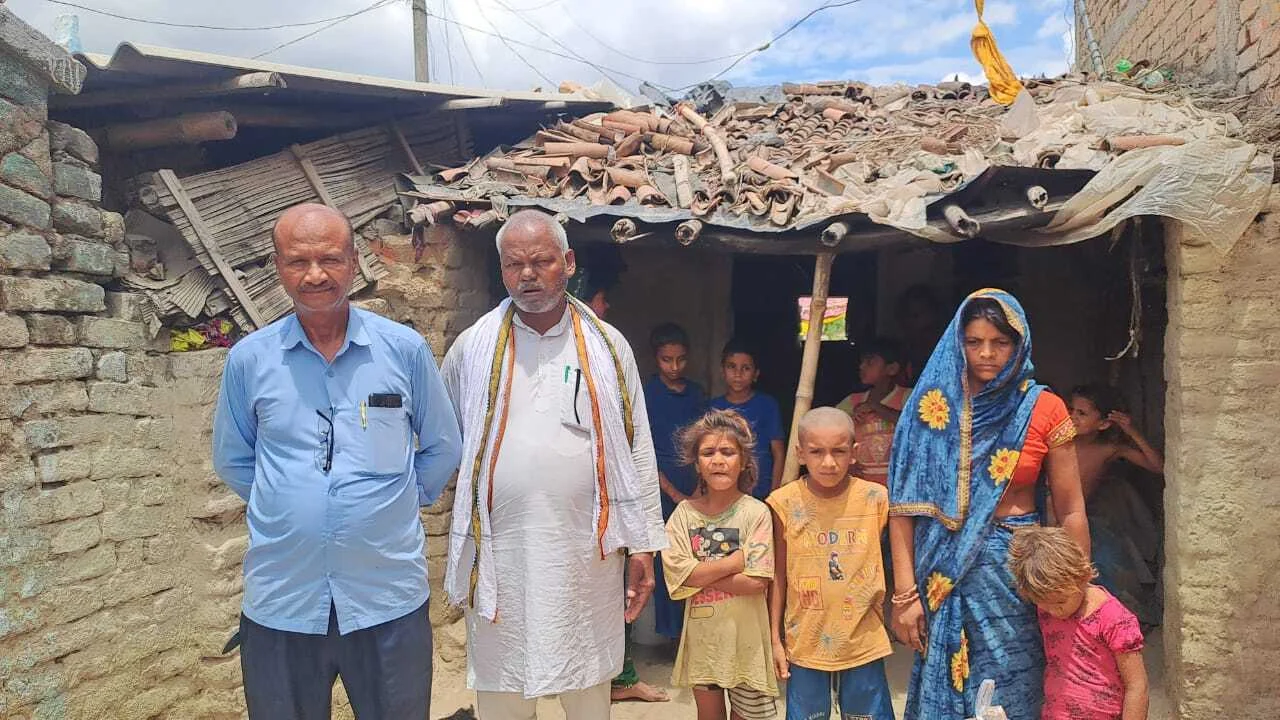 समस्तीपुर: चर्चित युवा समाजसेवी भाई राजू साहनी की टीम ने पीड़ित परिवार से मिलकर उपलब्ध करायी राहत सामग्री 3