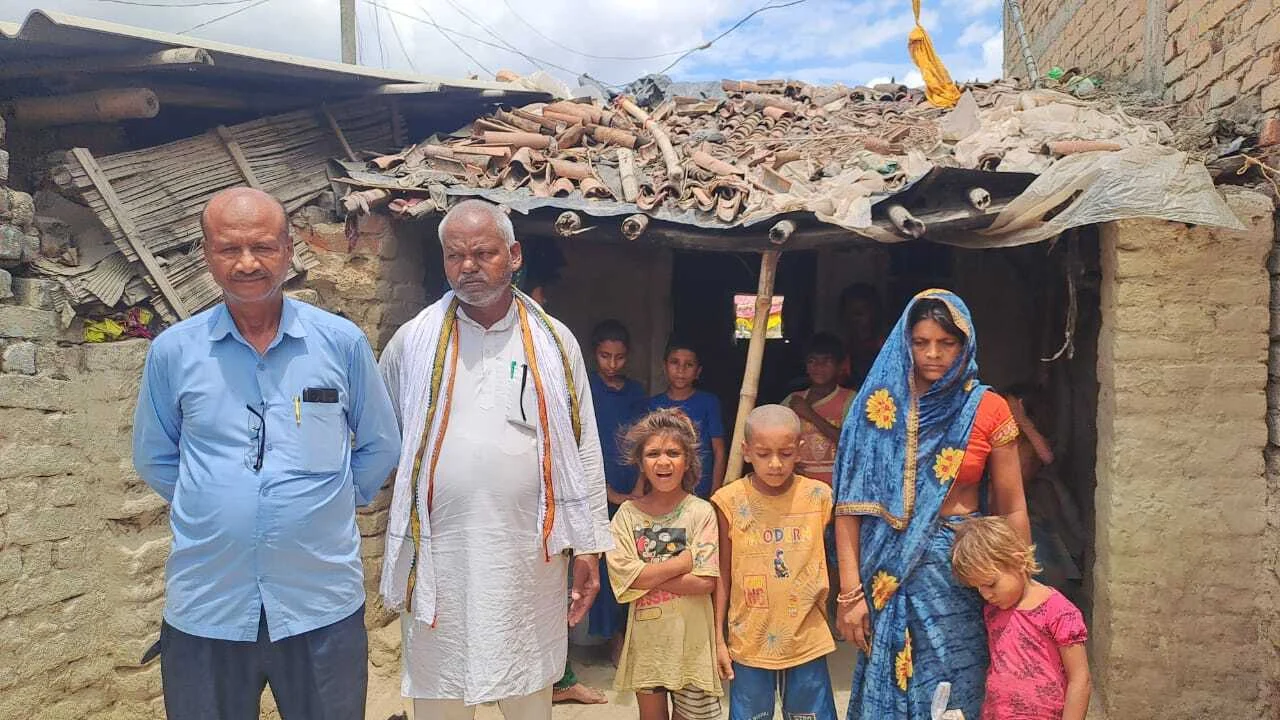 समस्तीपुर: चर्चित युवा समाजसेवी भाई राजू साहनी की टीम ने पीड़ित परिवार से मिलकर उपलब्ध करायी राहत सामग्री 4